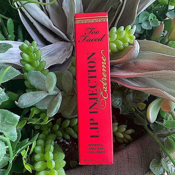 SALE $25 Too Faced Lip Injection Extreme Lip Plumper in Strawberry Kiss - Picture 1 of 10